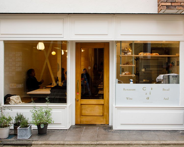 白が基調の、女性一人でも入りやすい外観。