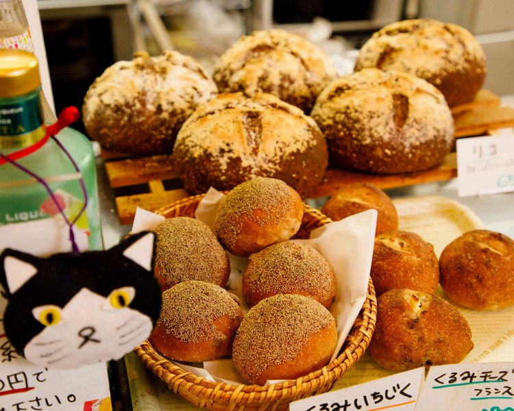店内で焼き上げるパンの種類も豊富。