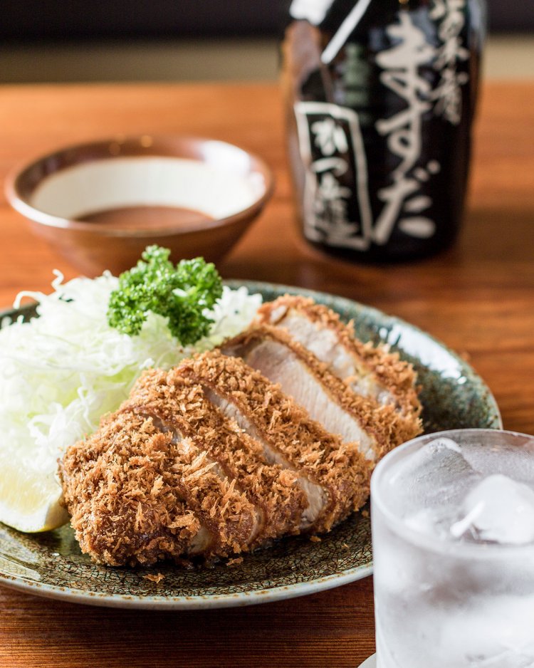 特上ロース2145円の脂身の甘みと黒さつま660円のきりりとした辛さで酒を進ませる。