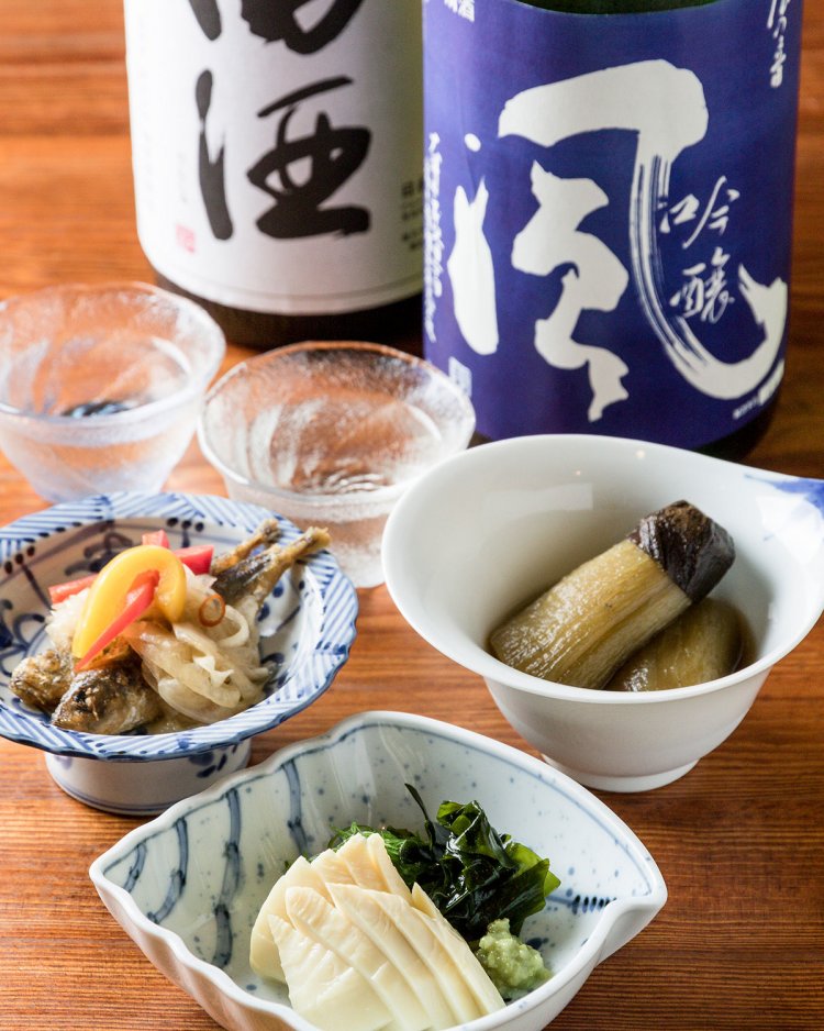 ナスの煮浸しや小アジの南蛮漬けなど、旬を感じる料理がそろう。