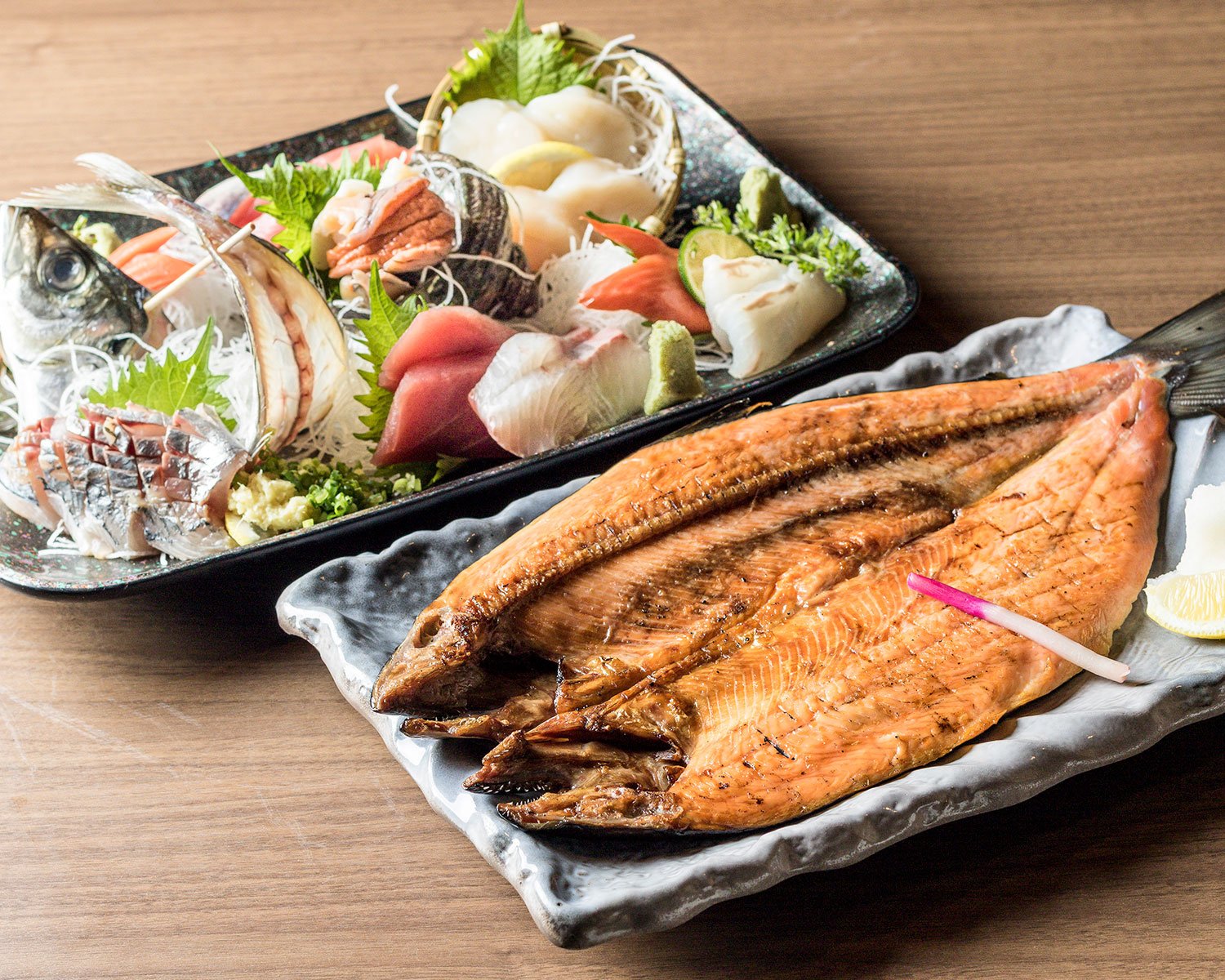 海鮮刺身盛り合わせ（梅）は3500円。新潟工場直送の桜鱒の開き1800円もビッグサイズ。
