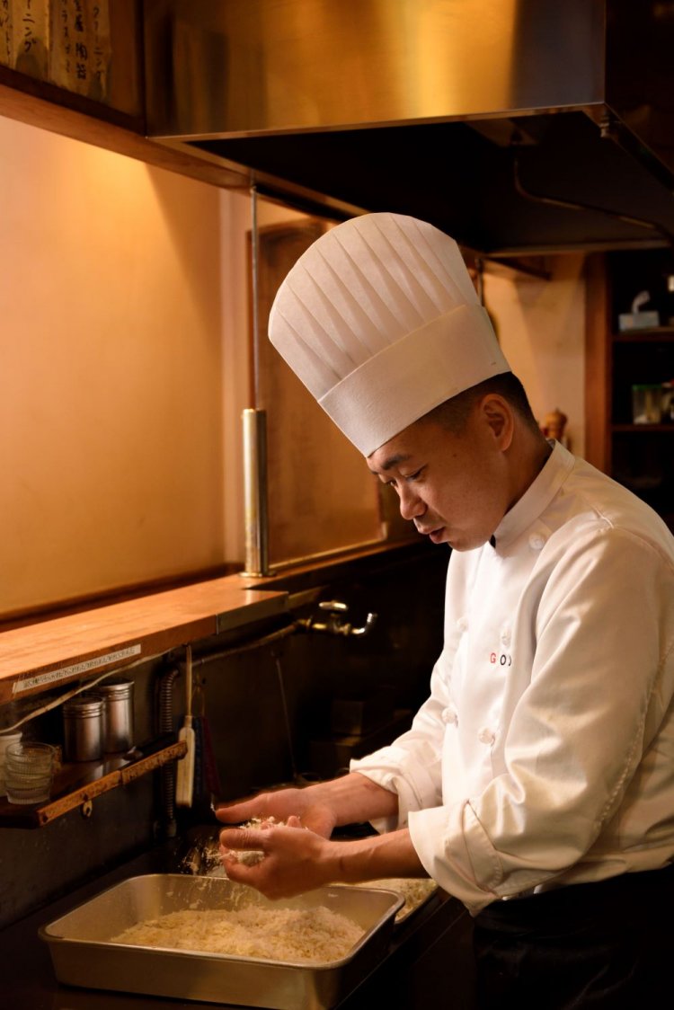 「カキフライの7割は素材で決まる。料理人にできることは少ないですよ」と笑う、オーナーシェフの後藤義彦さん。