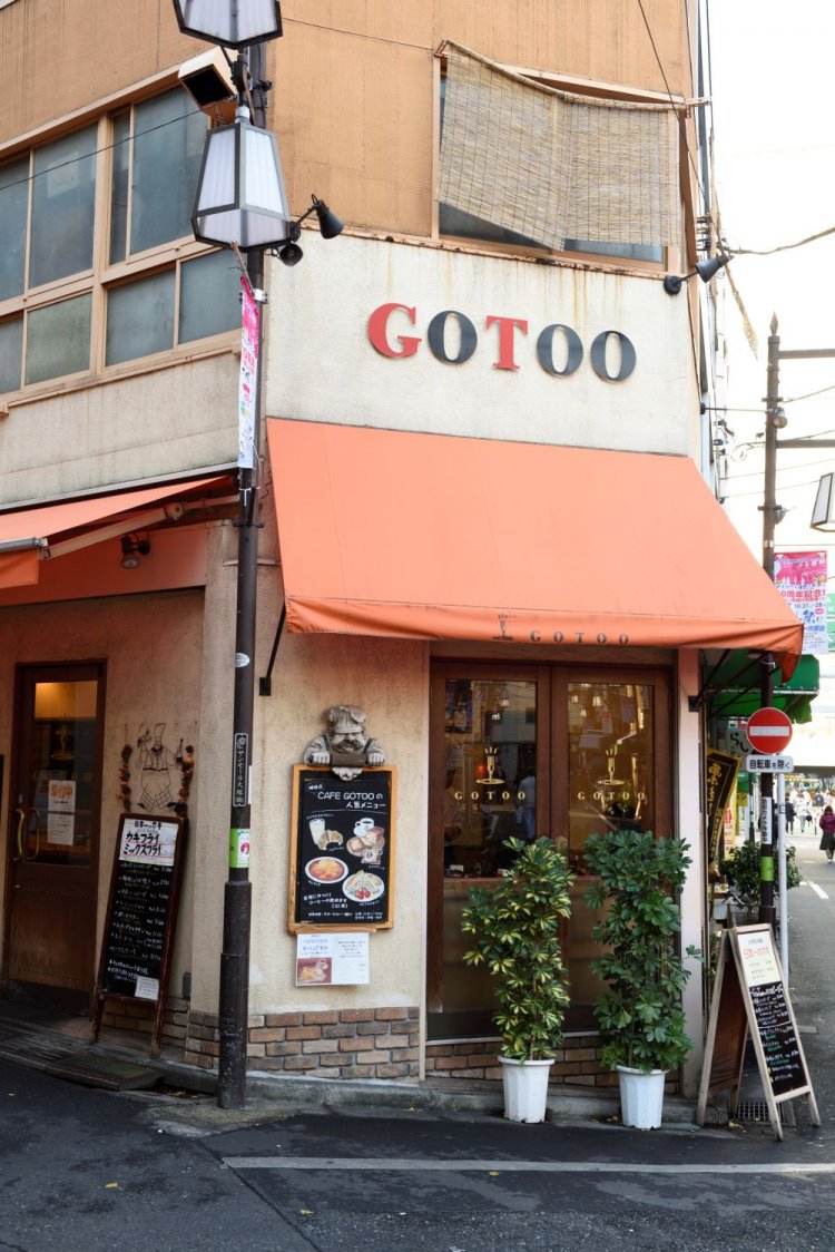 昼時は行列ができる人気店。