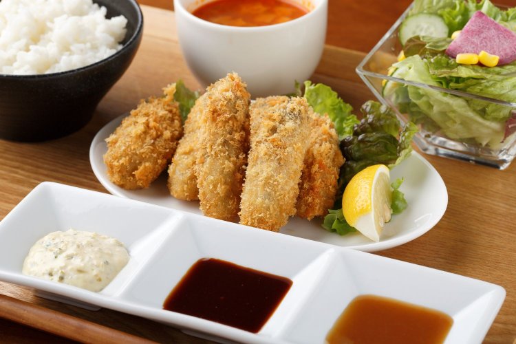 6個の牡蠣フライランチ1200円。カキは二口で食べられる中サイズ。