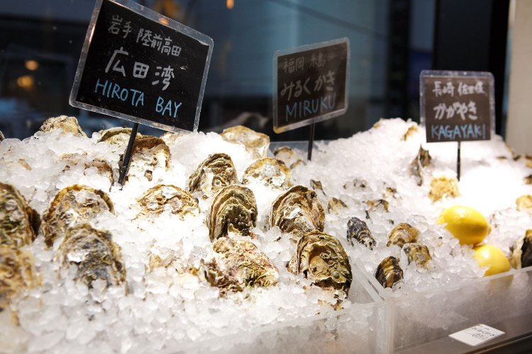 スタッフ自ら日本中の産地に足を運び、生産者と語ってカキを選んでいる。ランチでも生ガキを注文できるのでカキ好きにはたまらない。