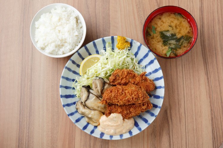 味噌汁は出汁から仕込むので香りがよい。具材は三つ葉とワカメ。