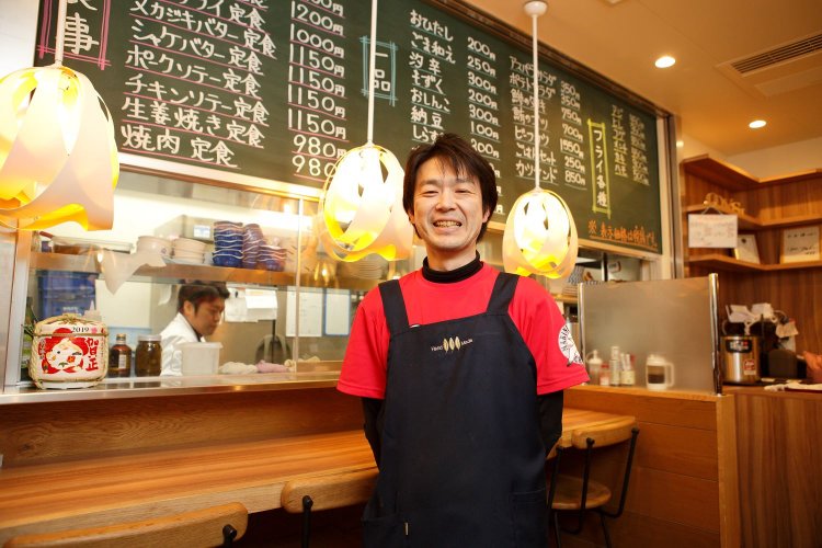 「昼頃は混雑してお待たせします。朝9時ごろなら 入りやすいですよ」と店主の田中宏明さん。