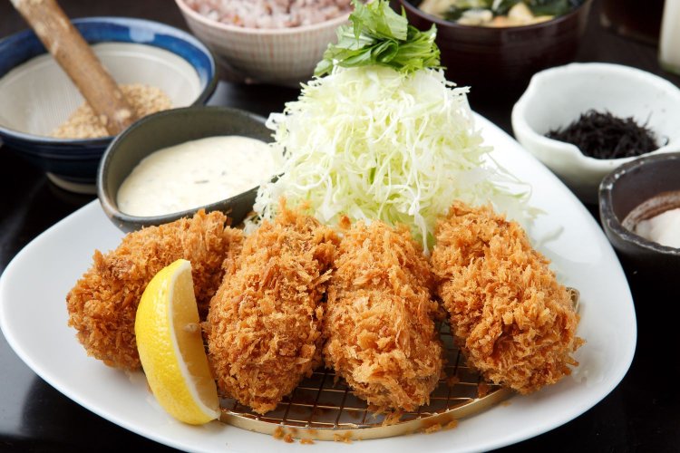 牡蠣フライ（4個）御膳1680円。ご飯は白米と十六穀米が選べる。味噌汁は油揚げや エノキなど具だくさん。おかわり可。