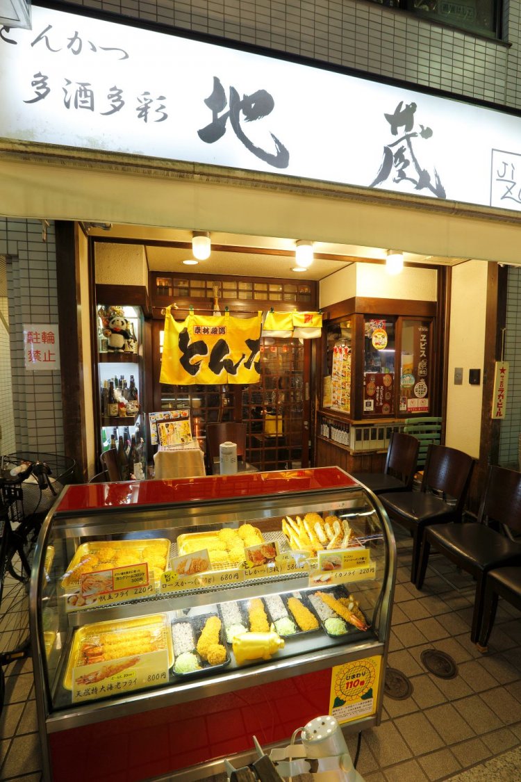 地元客に愛され満席多し。