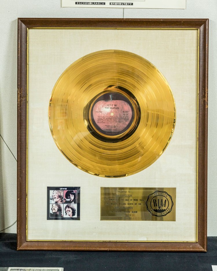 同アルバムのプロデューサー、フィル・スペクターが所有していた『レット・イット・ビー』のゴールドディスク。ビートルズ研究所の中でもとくに貴重なアイテムのひとつ。