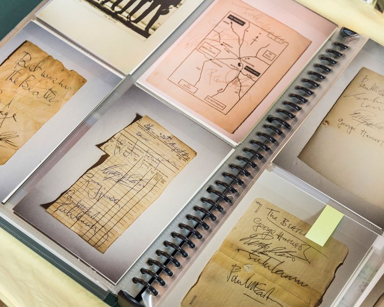 「その分野のトップにならないとプロにはなれない」と、日々の鍛錬をおこたらず、情熱を燃やし続けてきた本多氏。数千点にもなるファイルには、これまでの鑑定の歴史である写真やコピーが保管されている。