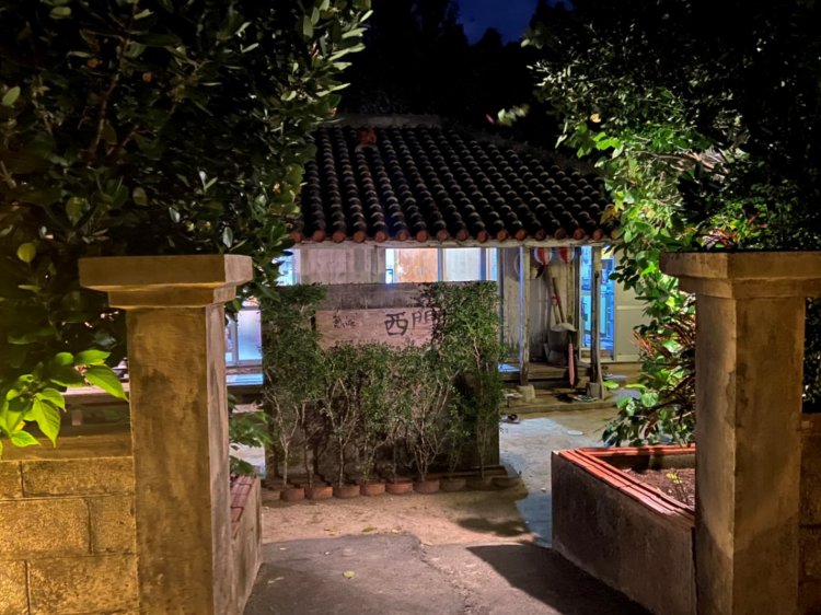 フクギ並木近くの『西門（いりーじょう）』