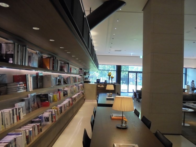 館内にはたくさんの本が置かれている。