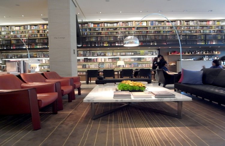 『誠品書店』を運営する誠品生活グループのため、ロビーではたくさんの本が出迎えてくれる。