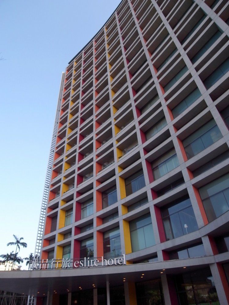 建築家・伊東豊雄による美しい曲線が特徴の建築。