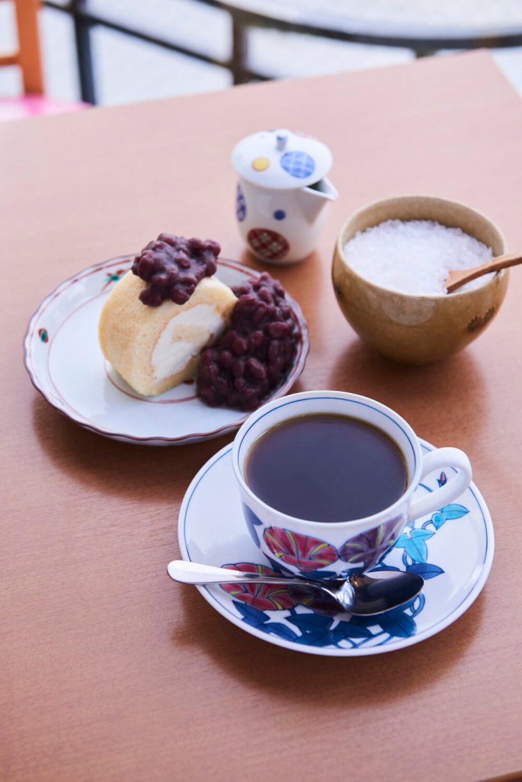 ケーキセット1200円。ヲガタブレンド単品650 円は、苦みがしっかりありながら、後味すっきり。