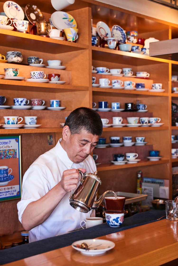 有田焼など、緒形さんが好きで集めたカップがずらり。季節やお客の印象に合わせて選ぶという。