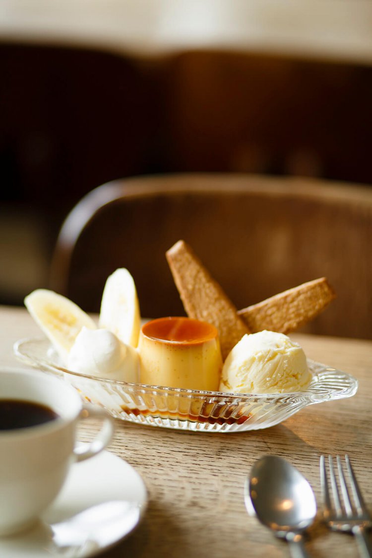 プリン･ア･ラ･モード990円。オクシモロン マイルドコーヒー660円は、スイーツとセットで100円引き。