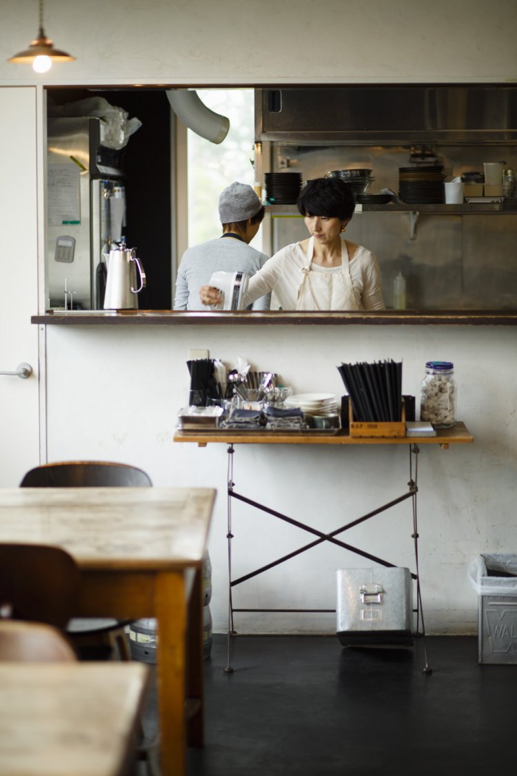 穏やかな空気が流れる店内。オリジナルレシピのカレーにも熱狂的ファンが多い。