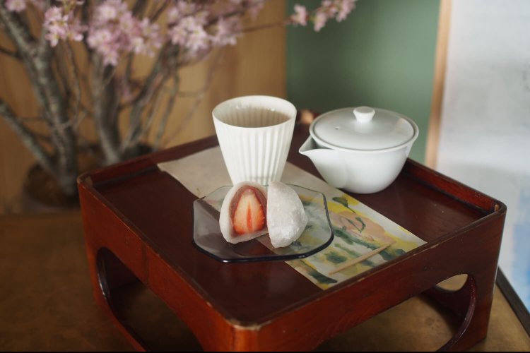 お茶と和菓子のセット 1200円（内容は月ごとに変更）