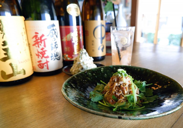 自家製しょうゆ麦麹のねぎチャーシュー 時価、マッシュルームとパセリのポテサラ 時価、自家製ガリ酎 750円。こちらは夜のメニューだ。