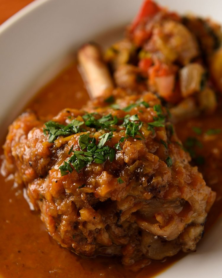 仏ロゼール産の子羊のスティンコ2860円。野菜は親戚の畑より直送。