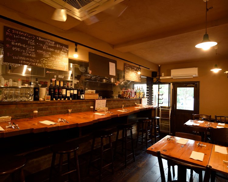 店はソムリエ資格も持つ谷口絵美さんと2人で切り盛り。予約可。