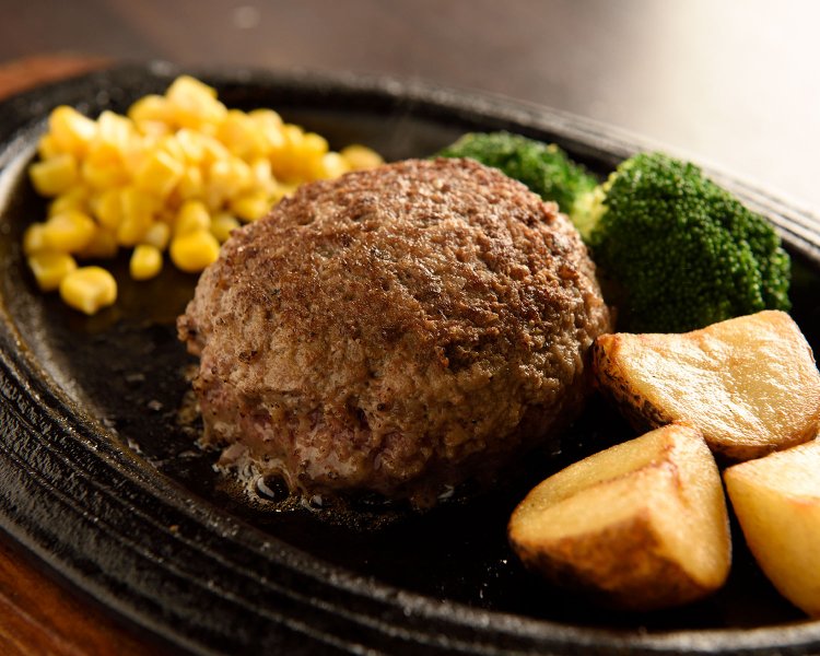 上レアに焼いた黒毛和牛ハンバーグ150g 850円~。淡路島産玉ねぎのソースで。