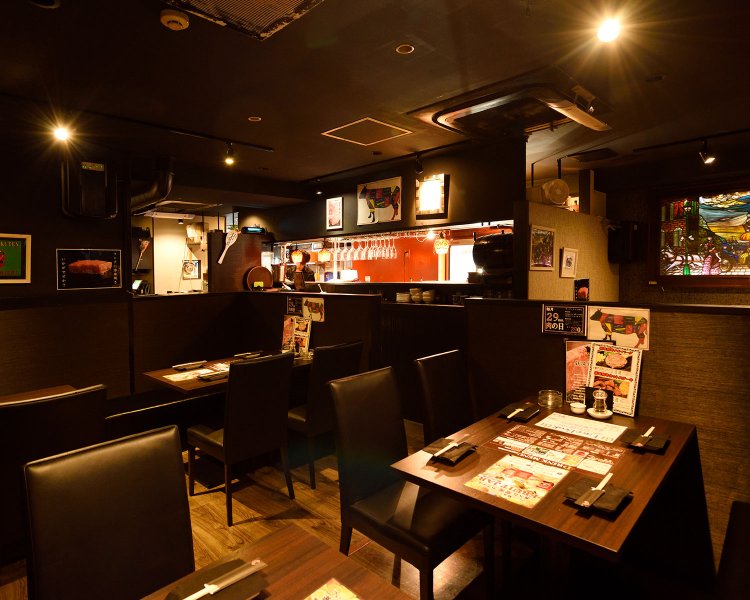 溶岩焼きはあまり煙が出ないので店内にはダクトがない。予約可。