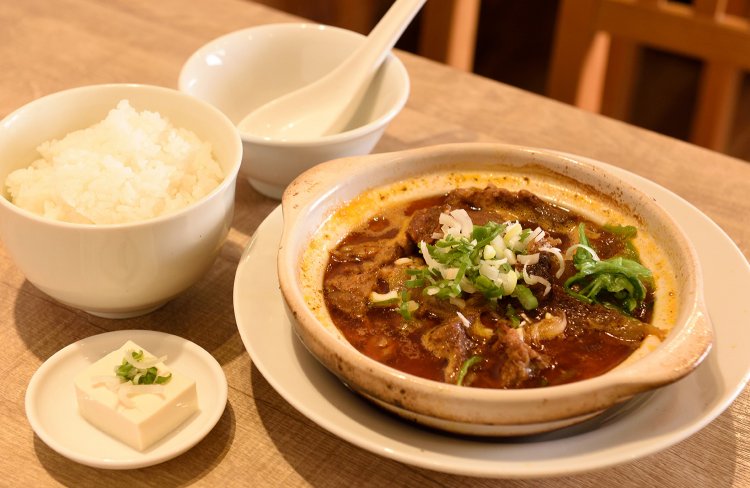 町中華の“中華じゃない”定食がすごい！ 普通のメニューを楽しめる町中華の店