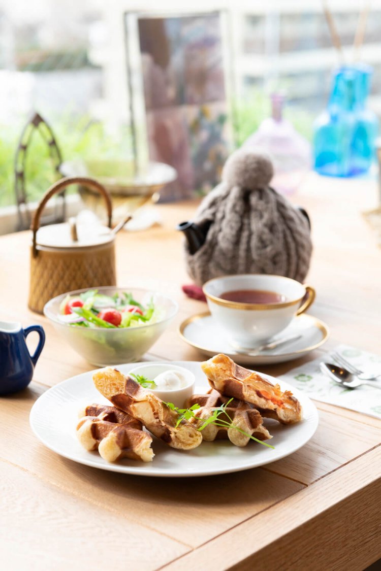 サーモン＆クリームチーズと、りんごバターのワッフルセット1000円は、プチサラダと飲み物付き。