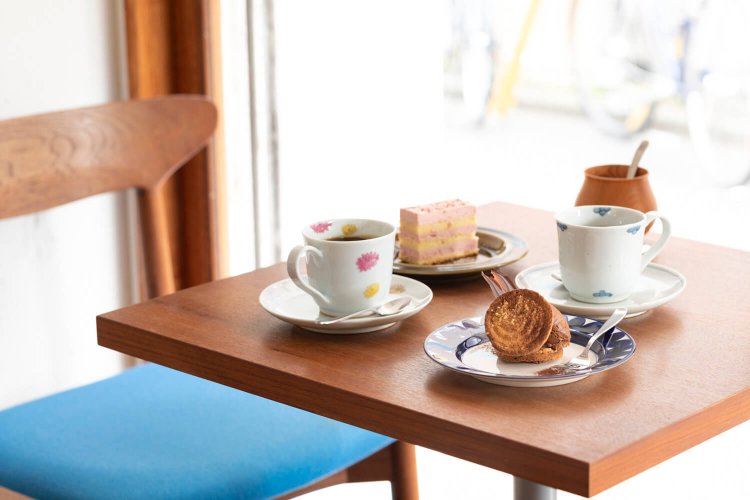 シュクセショコラとインドネシアLCFマンデリンのセット1100円（写真手前）、フランボワジェとエチオピアイルガチェフェのセット1155円。