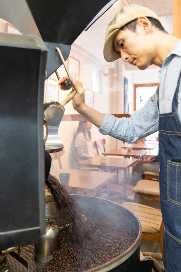 焙煎中の大沢さん。