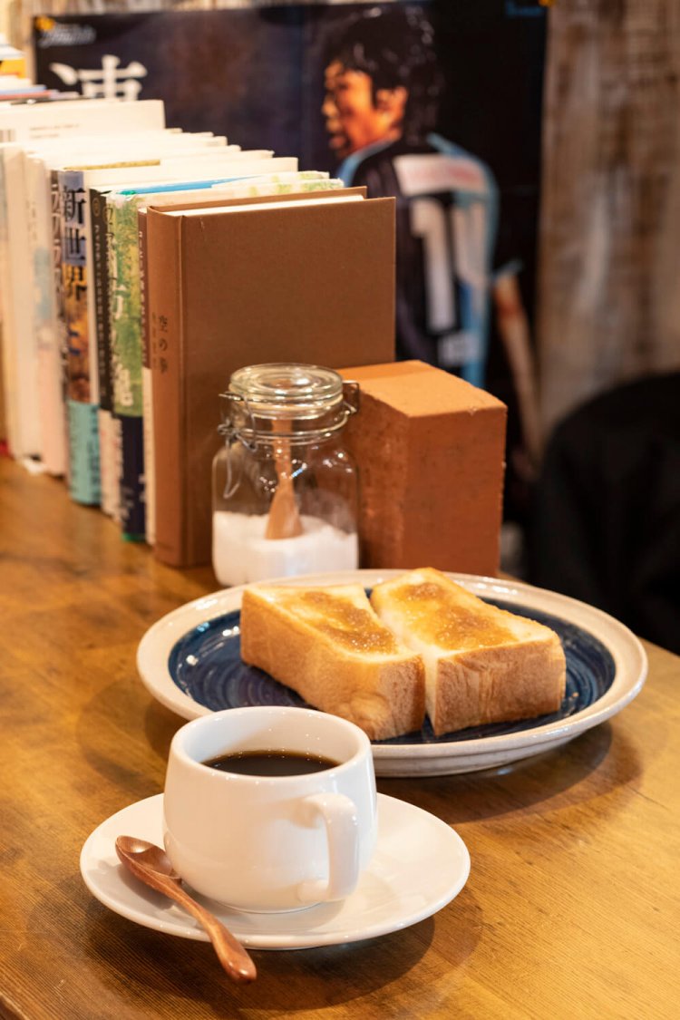 旅ブレンド500円と自家製無農薬ルバーブジャムのトースト400円。地元のパン店『アレット』の国産小麦100％の食パンを、厚切りで。