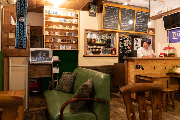  定位置に立ち、静かにお客と語らうヒロさん。