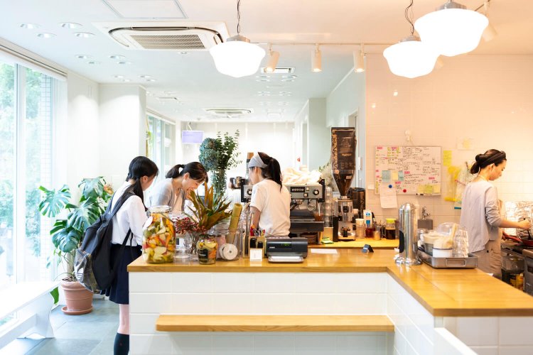 中央にキッチンが。