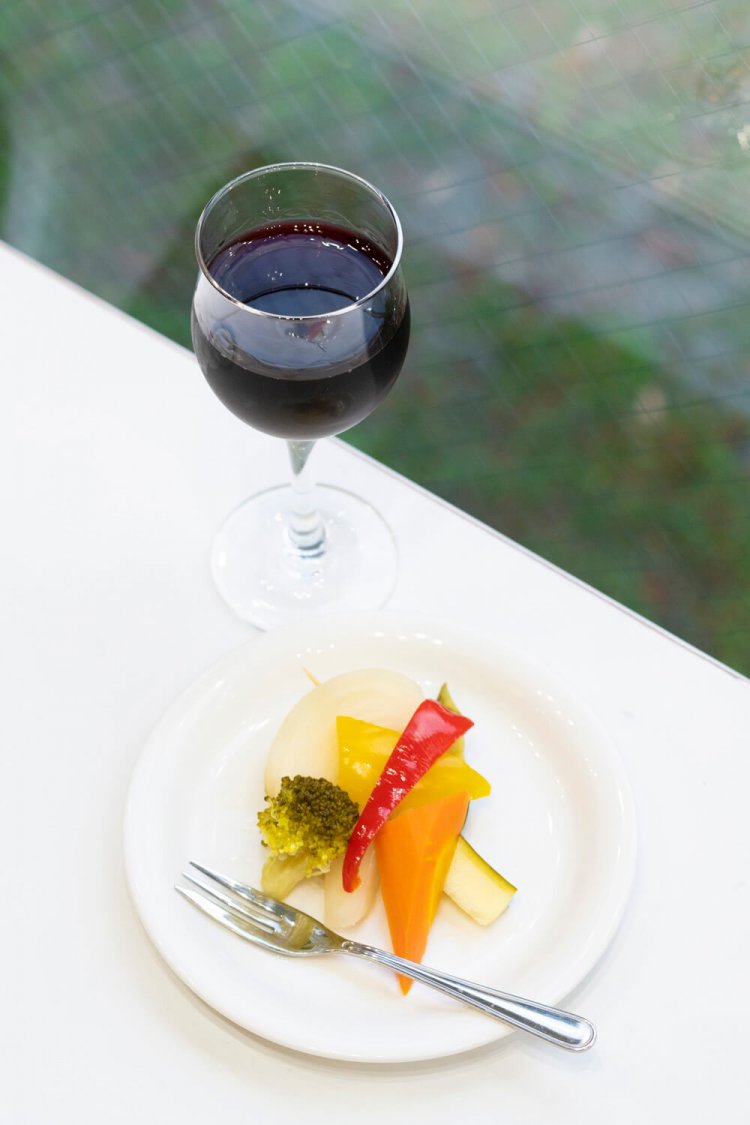 赤ワイン650円とピクルス210円。