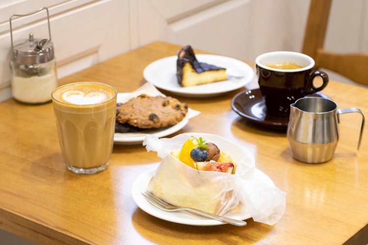 シフォンサンド470円、ロングブラック470円、カフェラテ530円などおやつメニューが充実する。