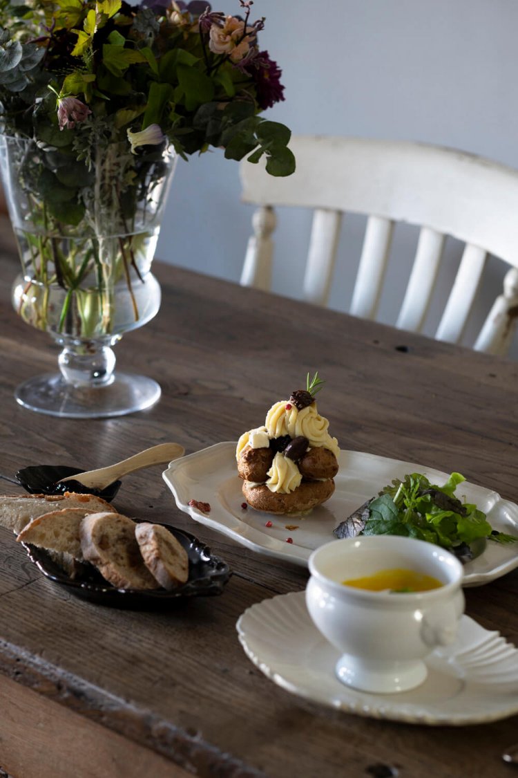 季節のスープ、牛スネ肉の赤ワイン煮シュー仕立てに、パン、お菓子と飲み物が付くランチ1960円。