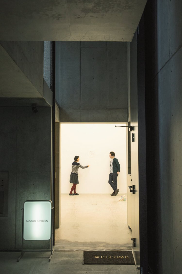 広い壁に、小さな作品を1点展示するのがおもしろい。