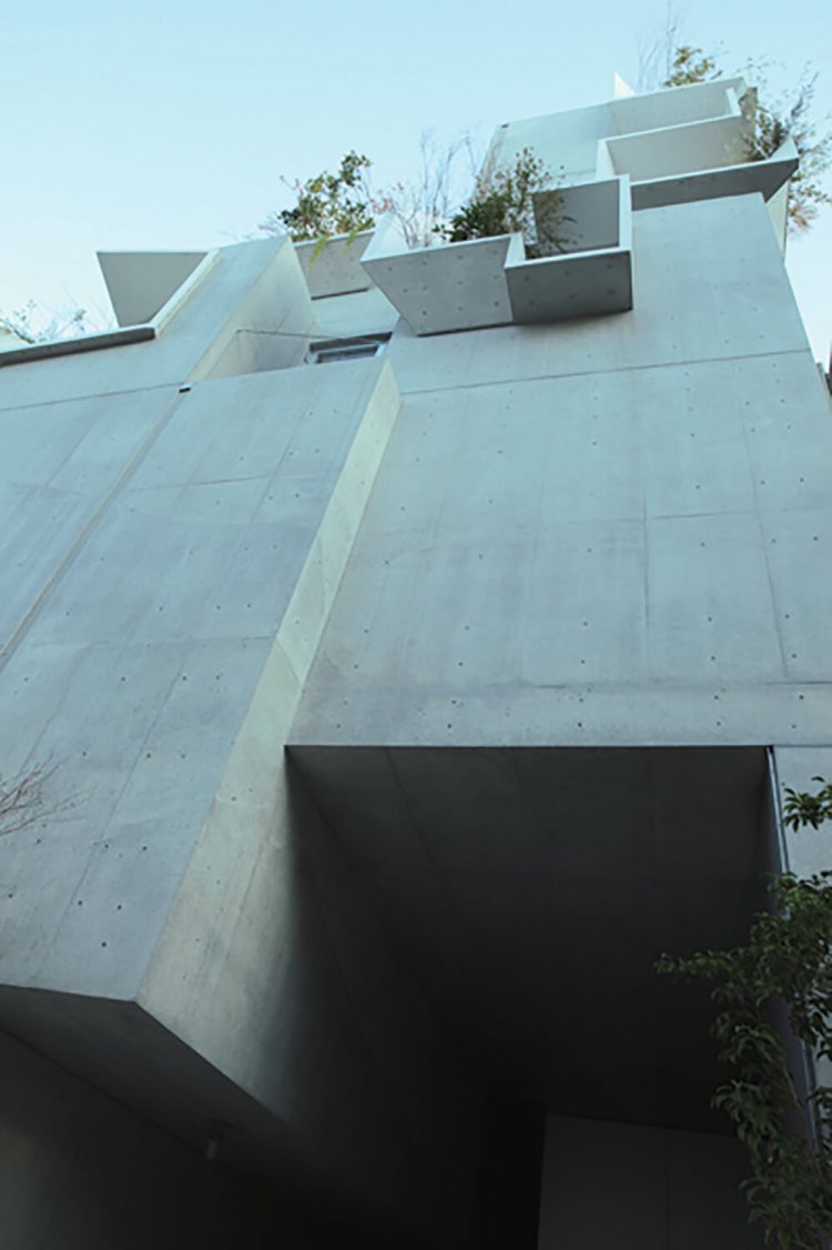 平田晃久氏設計、植物が顔を出すビルに。