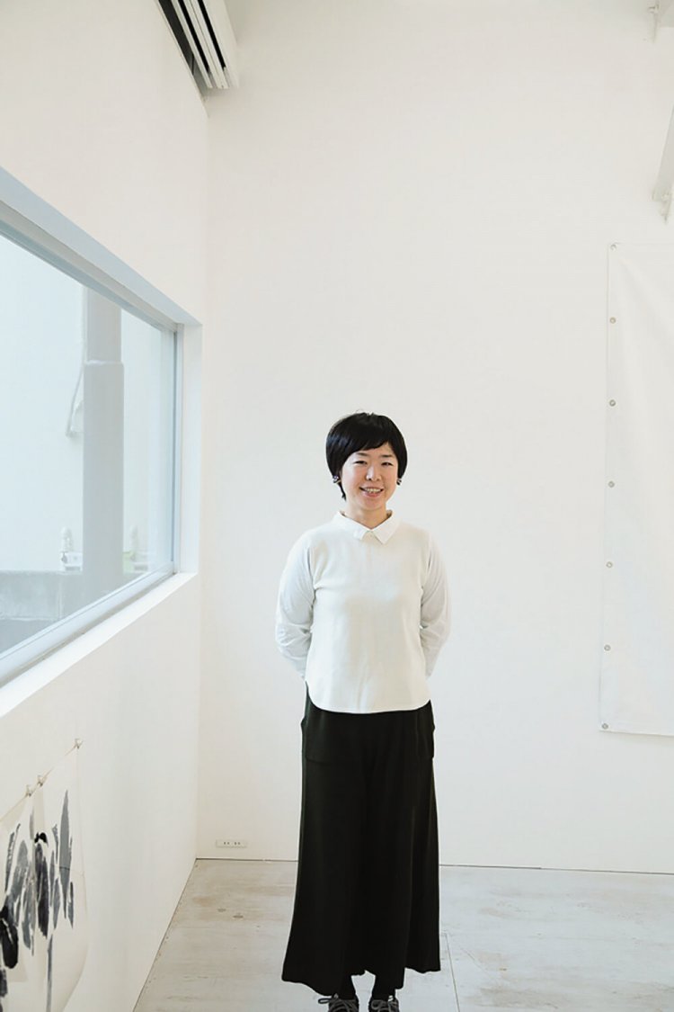 若きオーナー結城加代子さん。「同世代の作家と次のアートシーンをつくれたら」