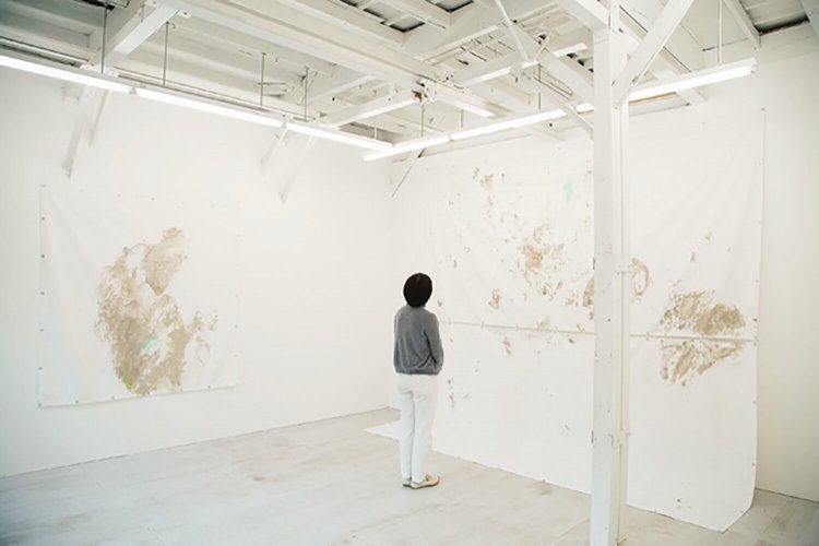 この日は防火シートに描かれた大田黒衣美氏の作品が展示されていた。