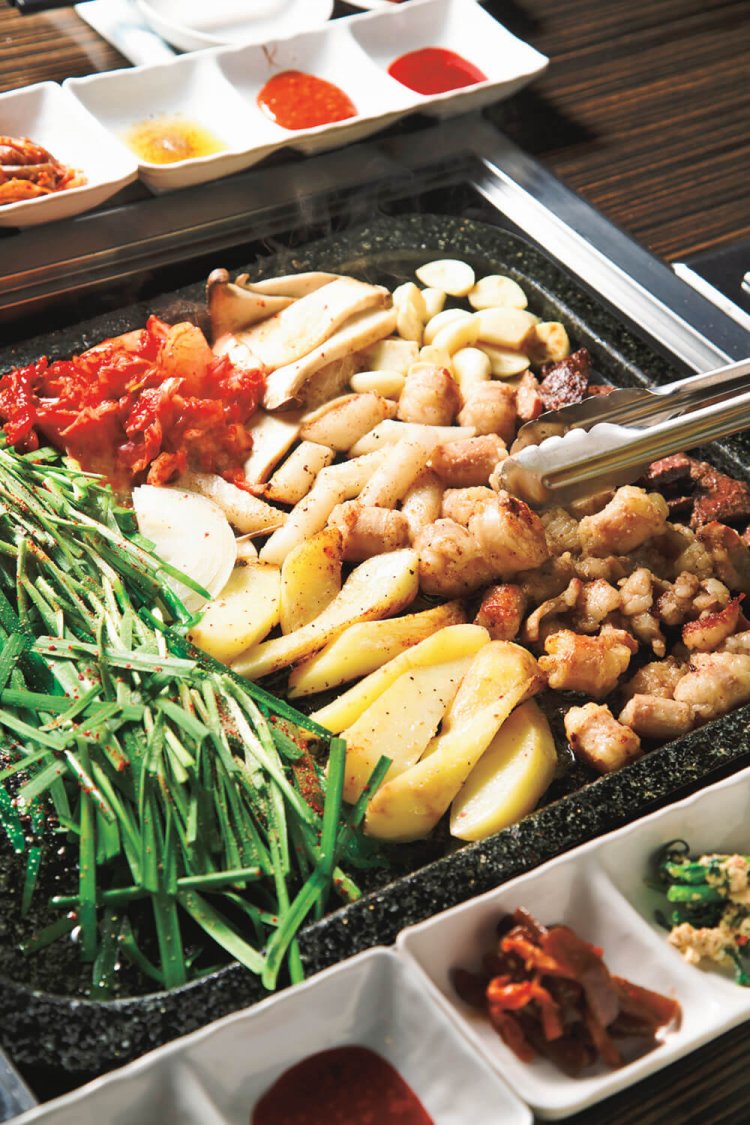 傾けた玉石板で、ニラに油が浸透。