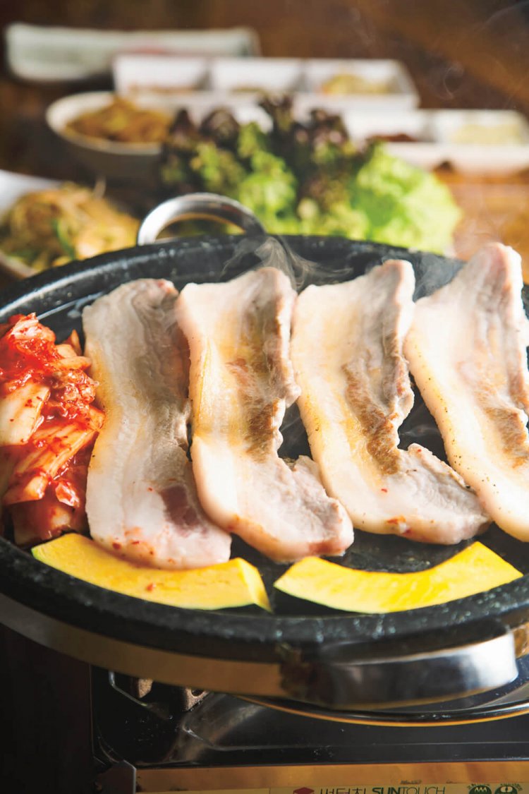 付け合わせのサンチュで肉をくるんで食べるとヘルシー。