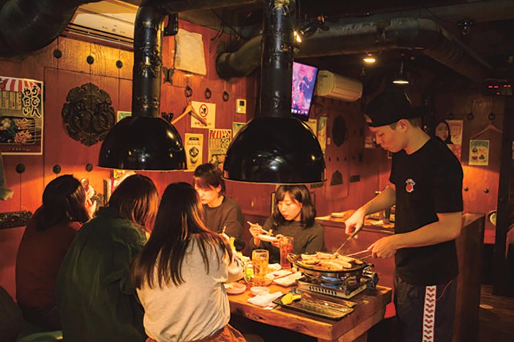 店員が焼いてくれるのが韓国流。ワイワイと焼肉パ ーティーも楽しめる。