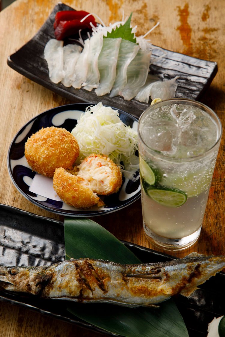 さんま塩焼き715円～（季節メニュー）、生スダチサワー550円など。