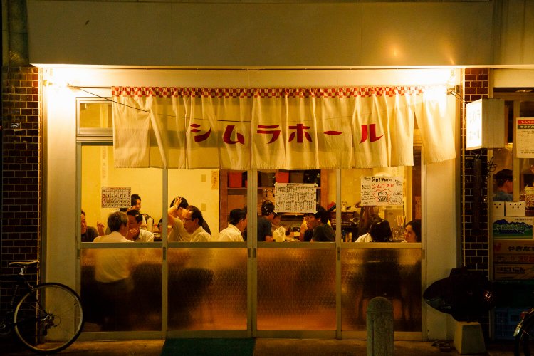 テーブル、カウンター、小上がり席を用意。