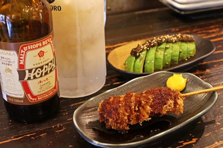 3冷ホッピー560円（写真の赤は＋120円）、肉厚！！レバカツ串180円、アボカドのりわさび300円　