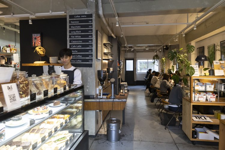 雑居ビルを改装した店内。複数の部屋があり、1階だけでも十分に広いが、一面に写真が飾られた2階も素敵な雰囲気。